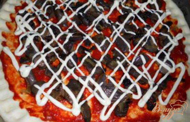 Фото приготовление рецепта: Пицца с лесными грибами и вялеными помидорами шаг №5