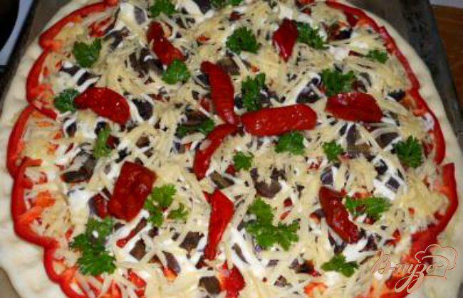 Фото приготовление рецепта: Пицца с лесными грибами и вялеными помидорами шаг №6