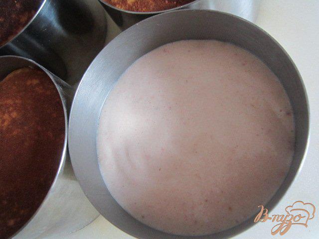 Фото приготовление рецепта: Десерт из клубничного мусса шаг №8