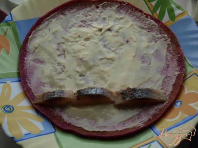 Фото приготовление рецепта: Закуска из свекольных блинчиков с сельдью шаг №5
