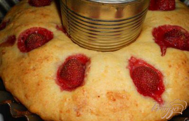Фото приготовление рецепта: Творожный кекс-пирог с клубникой шаг №7