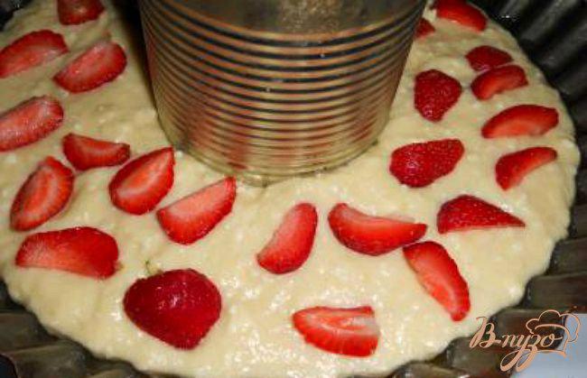 Фото приготовление рецепта: Творожный кекс-пирог с клубникой шаг №5