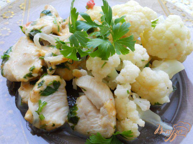 Фото приготовление рецепта: Куриное филе с цветной капустой в сырном соусе шаг №5