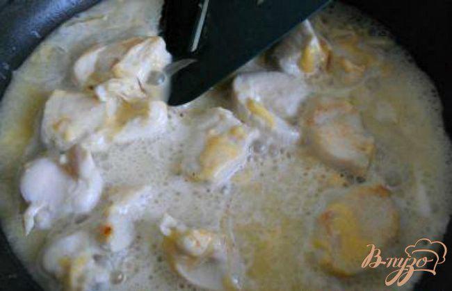 Фото приготовление рецепта: Куриное филе с цветной капустой в сырном соусе шаг №3
