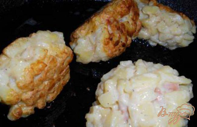 Фото приготовление рецепта: Сосиски в картофеле на палочках шаг №4