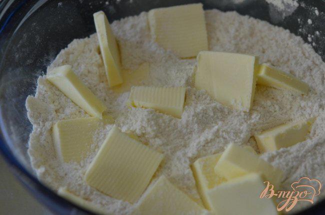 Фото приготовление рецепта: Клубничный кекс со сливочным сыром шаг №4