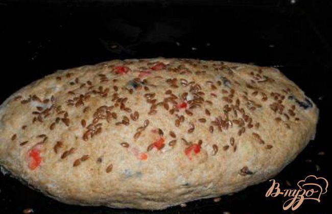 Фото приготовление рецепта: Хлеб из цельнозерновой муки с луком, маслинами и сладким перцем шаг №3