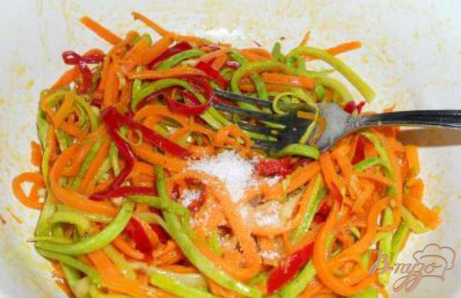 Фото приготовление рецепта: Цветная лапша из овощей по-корейски шаг №3