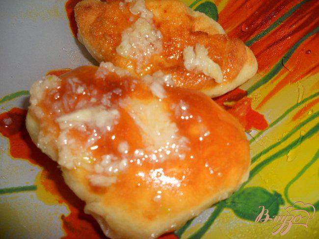 Фото приготовление рецепта: Пирожки с картофельным пюре с чесночной заправкой шаг №7