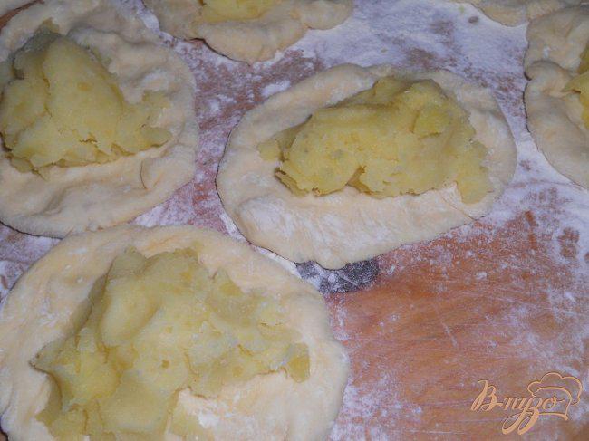 Фото приготовление рецепта: Пирожки с картофельным пюре с чесночной заправкой шаг №4