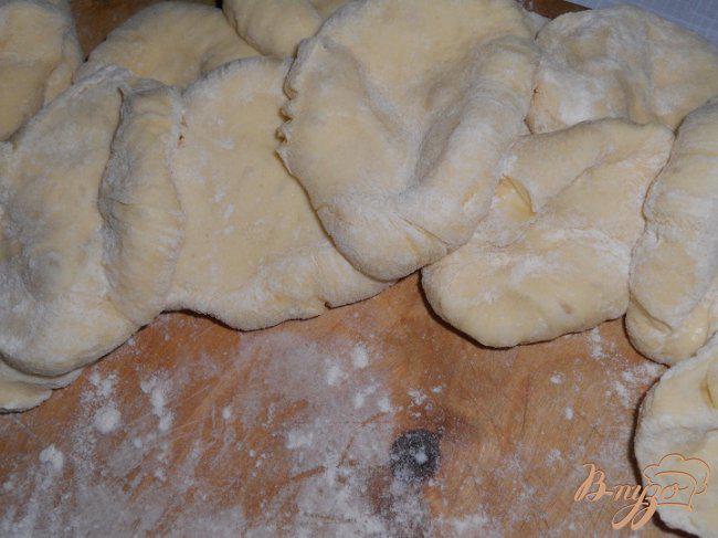 Фото приготовление рецепта: Пирожки с картофельным пюре с чесночной заправкой шаг №3