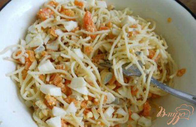 Фото приготовление рецепта: Салат с печенью трески и спагетти шаг №2