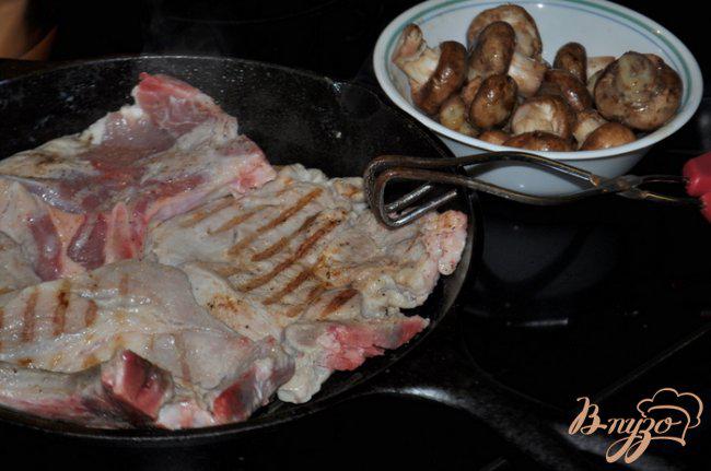 Фото приготовление рецепта: Свиные котлеты на косточке с грибами шаг №2