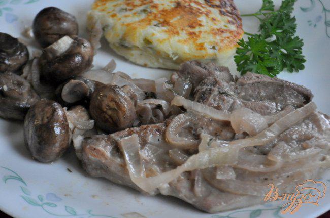 Фото приготовление рецепта: Свиные котлеты на косточке с грибами шаг №4