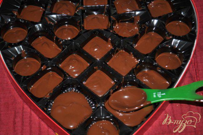 Фото приготовление рецепта: Шоколадные конфеты с начинкой шаг №3