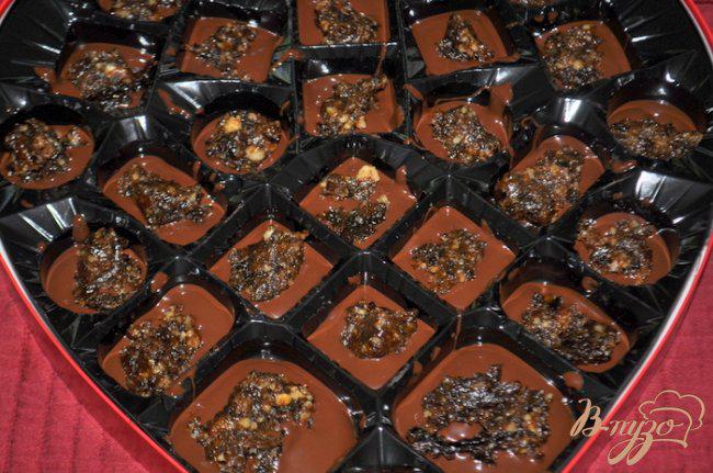 Фото приготовление рецепта: Шоколадные конфеты с начинкой шаг №4