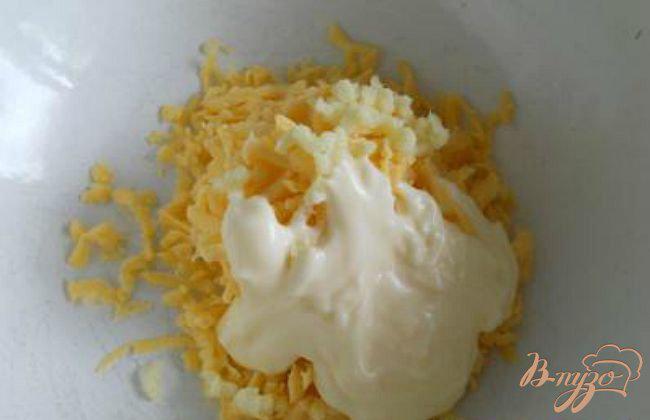 Фото приготовление рецепта: Помидоры с сыром и чесноком шаг №2