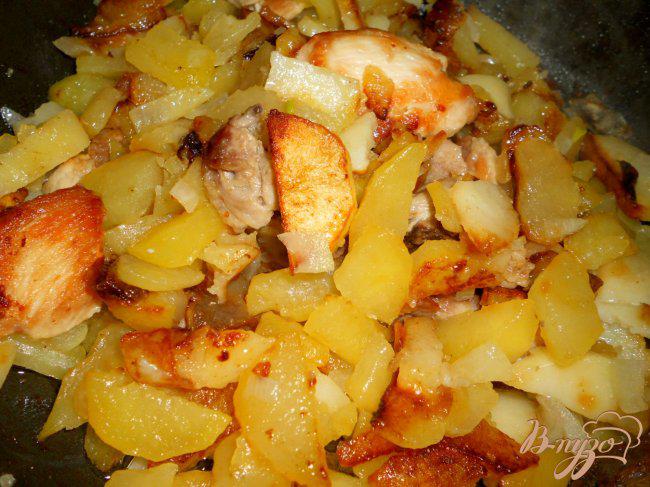 Фото приготовление рецепта: Картофель, жареный с курицей и луком шаг №6