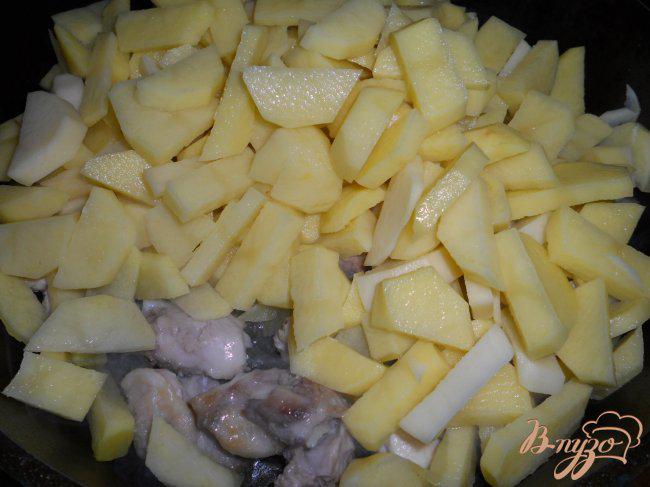 Фото приготовление рецепта: Картофель, жареный с курицей и луком шаг №3