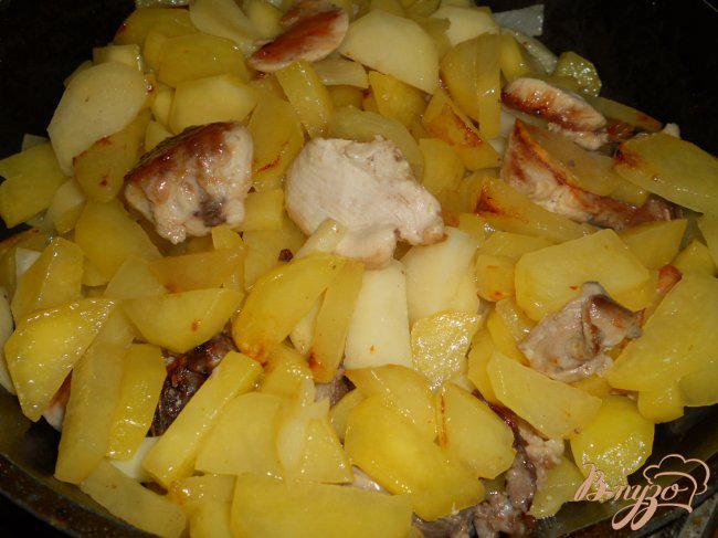 Фото приготовление рецепта: Картофель, жареный с курицей и луком шаг №4