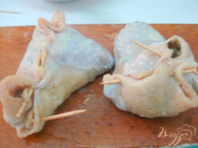 Фото приготовление рецепта: Куриные лапки фаршированные грибами. шаг №5