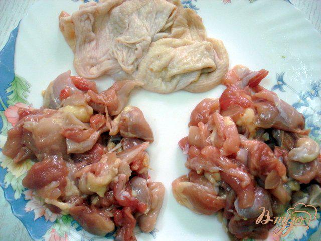 Фото приготовление рецепта: Куриные лапки фаршированные грибами. шаг №2