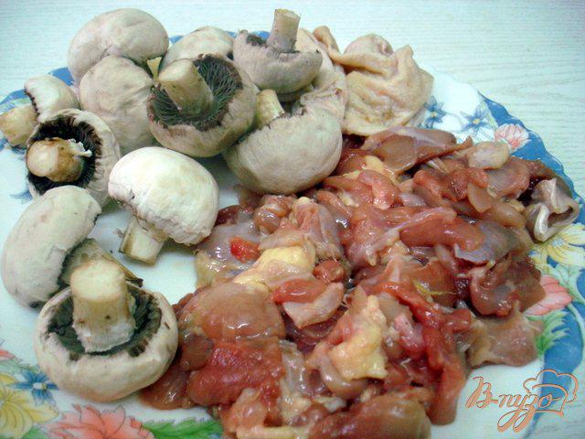 Фото приготовление рецепта: Куриные лапки фаршированные грибами. шаг №3