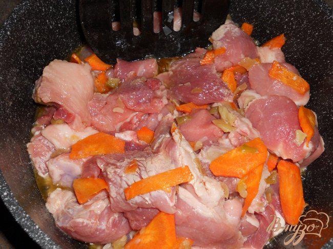 Фото приготовление рецепта: Мясо с овощами и булгуром шаг №3