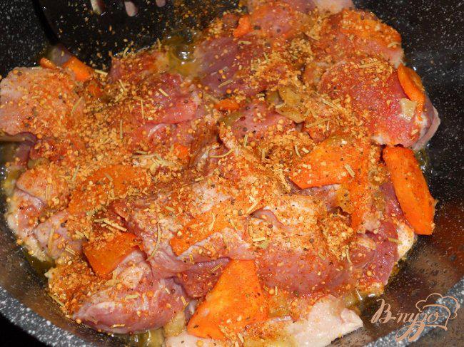 Фото приготовление рецепта: Мясо с овощами и булгуром шаг №4