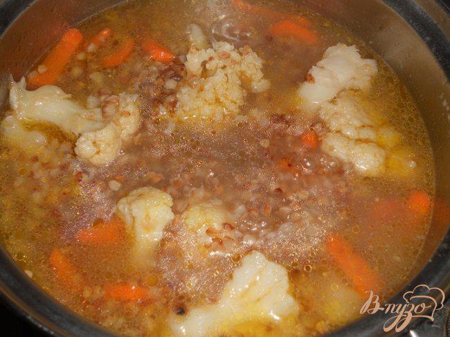 Фото приготовление рецепта: Гречневый суп с цветной капустой и яйцом без картофеля шаг №2
