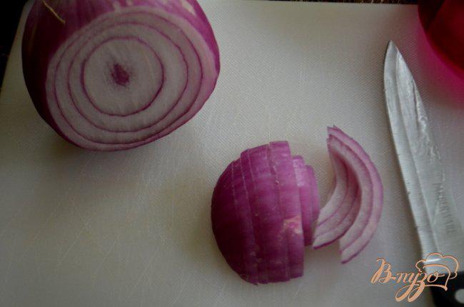 Фото приготовление рецепта: Пикантный салат с тунцом шаг №2