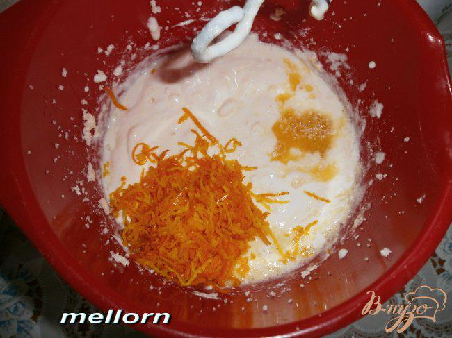 Фото приготовление рецепта: Апельсиновый пирог с творогом и шоколадом шаг №4