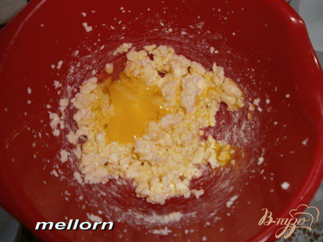 Фото приготовление рецепта: Апельсиновый пирог с творогом и шоколадом шаг №2