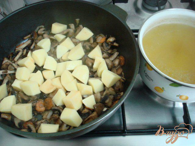 Фото приготовление рецепта: Грибной суп пюре на сковороде шаг №3