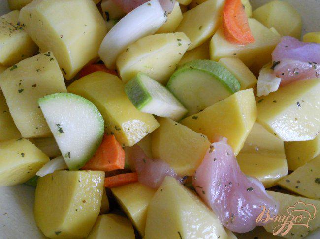 Фото приготовление рецепта: Картофель запеченный в рукаве с куриным филе и овощами шаг №3
