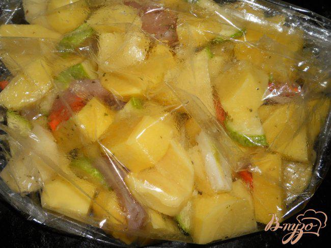Фото приготовление рецепта: Картофель запеченный в рукаве с куриным филе и овощами шаг №4