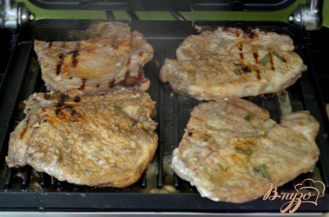 Фото приготовление рецепта: Свиные котлеты маринованные с розмарином шаг №2