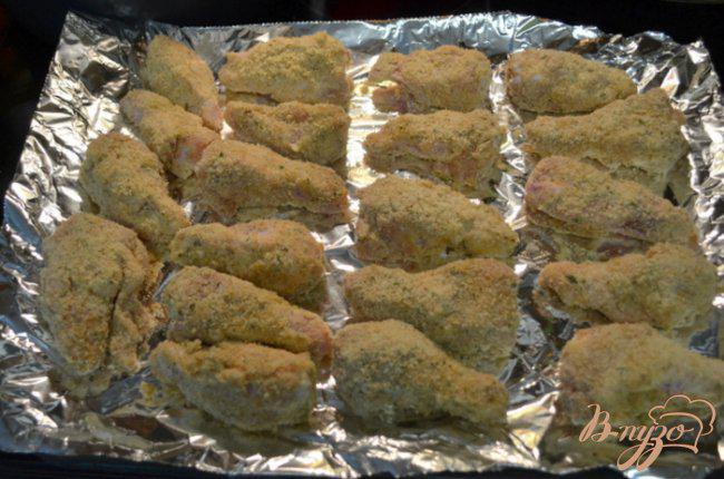 Фото приготовление рецепта: Хрустящие куриные крылышки в сливочном масле шаг №4