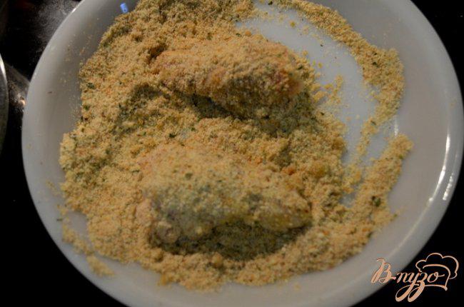 Фото приготовление рецепта: Хрустящие куриные крылышки в сливочном масле шаг №3