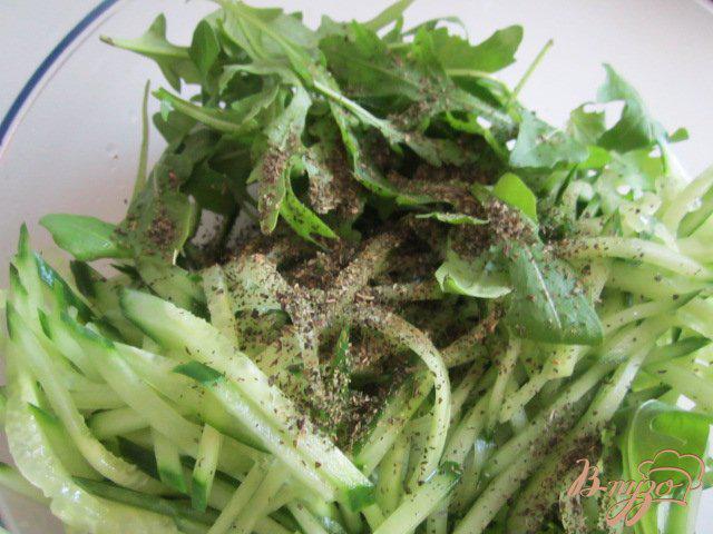 Фото приготовление рецепта: Огуречный салат с козьим сыром шаг №2
