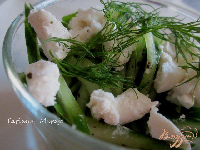 Фото приготовление рецепта: Огуречный салат с козьим сыром шаг №4