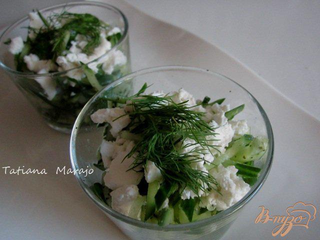 Фото приготовление рецепта: Огуречный салат с козьим сыром шаг №5