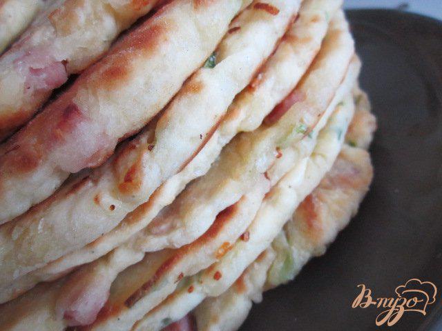 Фото приготовление рецепта: Лепешки с кусочками бекона, сыром и зеленым луком шаг №7