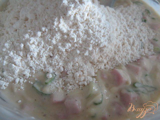 Фото приготовление рецепта: Лепешки с кусочками бекона, сыром и зеленым луком шаг №3