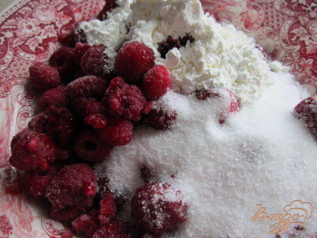 Фото приготовление рецепта: Пирог ягодный шаг №7