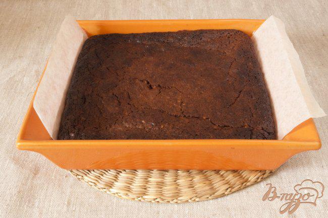 Фото приготовление рецепта: Шоколадный пирог с фундуком шаг №9