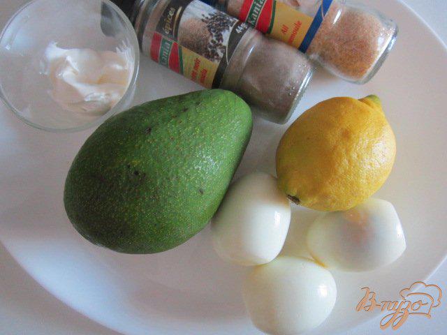 Фото приготовление рецепта: Яйца фаршированные авокадо шаг №1