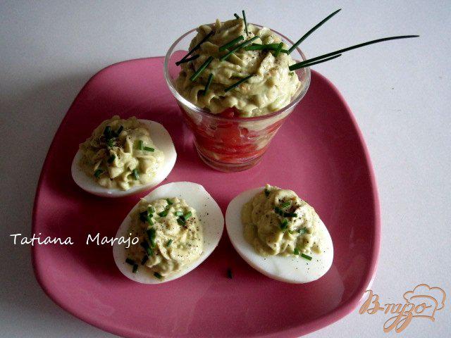 Фото приготовление рецепта: Яйца фаршированные авокадо шаг №4
