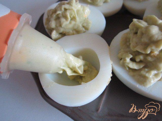 Фото приготовление рецепта: Яйца фаршированные авокадо шаг №3