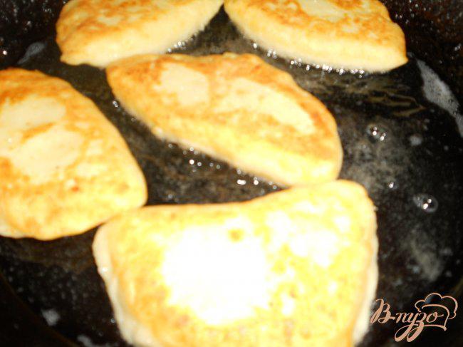 Фото приготовление рецепта: Пирожки с мясом из картофельного теста шаг №4